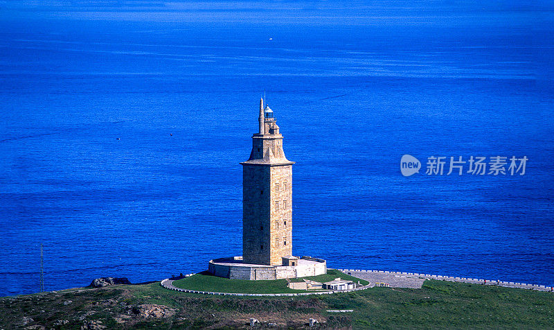 西班牙加利西亚的世界文化遗产Torre de Hercules灯塔的航拍照片